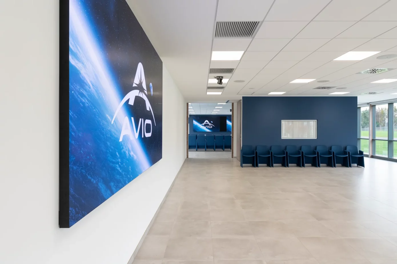 Il secondo auditorium Avio - la stanza è presa di taglio, sulla parete a destra è installato un ledwall che mostra il logo della società. Sul fondo si intravede uno scorso dell'auditorium principale con i suoi ledwall. In fondo sulla destra si vede una parete blu con delle poltroncine che divide i due ambienti